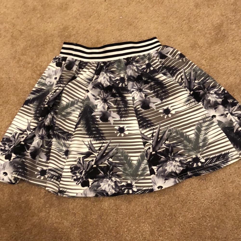 Cute skirt with a band at the waist